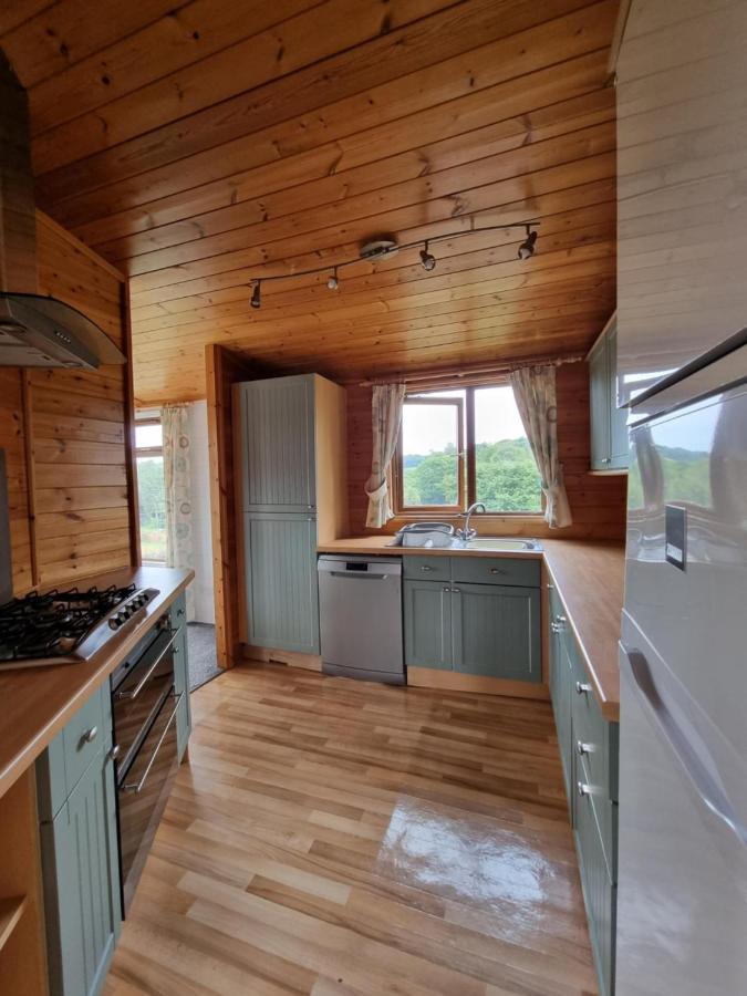 Beautiful Willow Lodge 67-4-6 Persons-Private Hot Tub-Pet Friendly-Tranquil Holiday Away From It All Yet Not Far To St Austell-The Holiday Home Has Two Bedrooms, Living & Dining Area, Equipped Kitchen -Decking-Al Fresco Dining-Fishing Lakes-Pet Frien Grampound Exterior foto