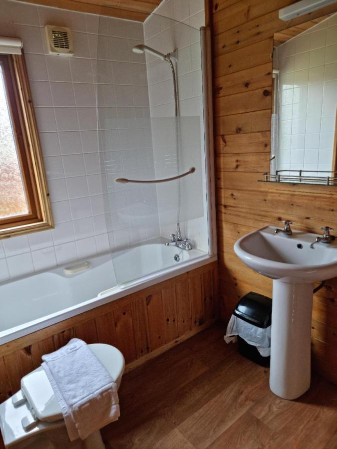 Beautiful Willow Lodge 67-4-6 Persons-Private Hot Tub-Pet Friendly-Tranquil Holiday Away From It All Yet Not Far To St Austell-The Holiday Home Has Two Bedrooms, Living & Dining Area, Equipped Kitchen -Decking-Al Fresco Dining-Fishing Lakes-Pet Frien Grampound Exterior foto