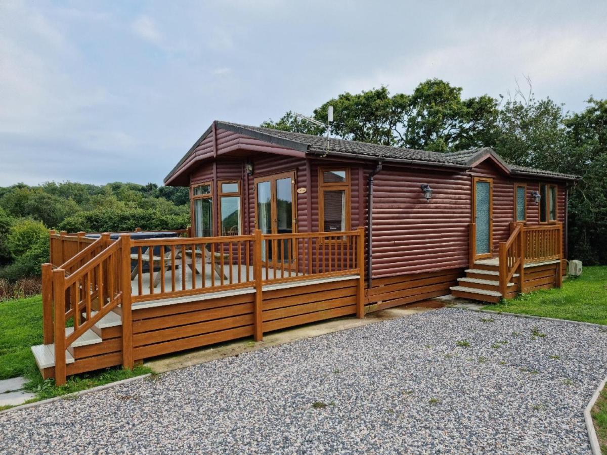 Beautiful Willow Lodge 67-4-6 Persons-Private Hot Tub-Pet Friendly-Tranquil Holiday Away From It All Yet Not Far To St Austell-The Holiday Home Has Two Bedrooms, Living & Dining Area, Equipped Kitchen -Decking-Al Fresco Dining-Fishing Lakes-Pet Frien Grampound Exterior foto