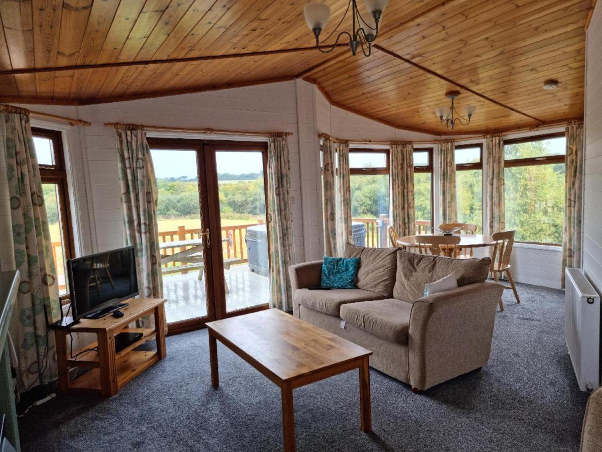 Beautiful Willow Lodge 67-4-6 Persons-Private Hot Tub-Pet Friendly-Tranquil Holiday Away From It All Yet Not Far To St Austell-The Holiday Home Has Two Bedrooms, Living & Dining Area, Equipped Kitchen -Decking-Al Fresco Dining-Fishing Lakes-Pet Frien Grampound Exterior foto