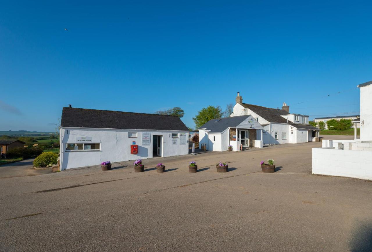 Beautiful Willow Lodge 67-4-6 Persons-Private Hot Tub-Pet Friendly-Tranquil Holiday Away From It All Yet Not Far To St Austell-The Holiday Home Has Two Bedrooms, Living & Dining Area, Equipped Kitchen -Decking-Al Fresco Dining-Fishing Lakes-Pet Frien Grampound Exterior foto