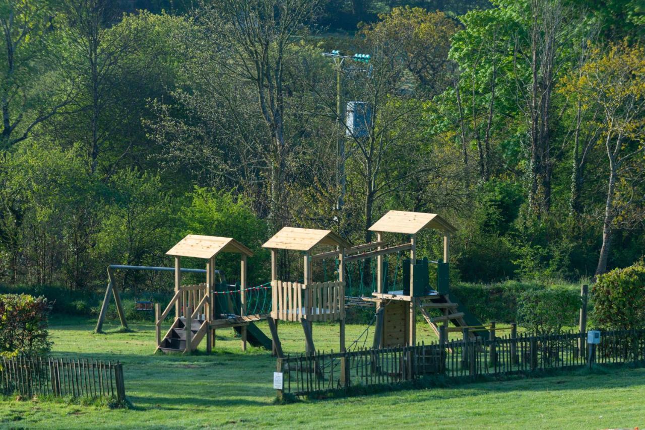 Beautiful Willow Lodge 67-4-6 Persons-Private Hot Tub-Pet Friendly-Tranquil Holiday Away From It All Yet Not Far To St Austell-The Holiday Home Has Two Bedrooms, Living & Dining Area, Equipped Kitchen -Decking-Al Fresco Dining-Fishing Lakes-Pet Frien Grampound Exterior foto