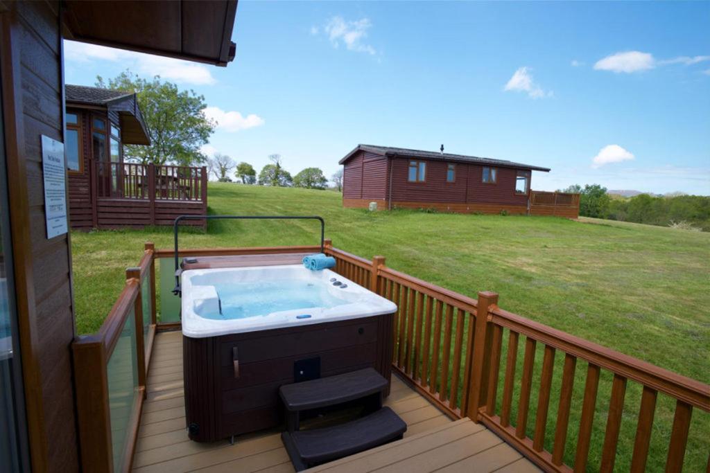 Beautiful Willow Lodge 67-4-6 Persons-Private Hot Tub-Pet Friendly-Tranquil Holiday Away From It All Yet Not Far To St Austell-The Holiday Home Has Two Bedrooms, Living & Dining Area, Equipped Kitchen -Decking-Al Fresco Dining-Fishing Lakes-Pet Frien Grampound Exterior foto